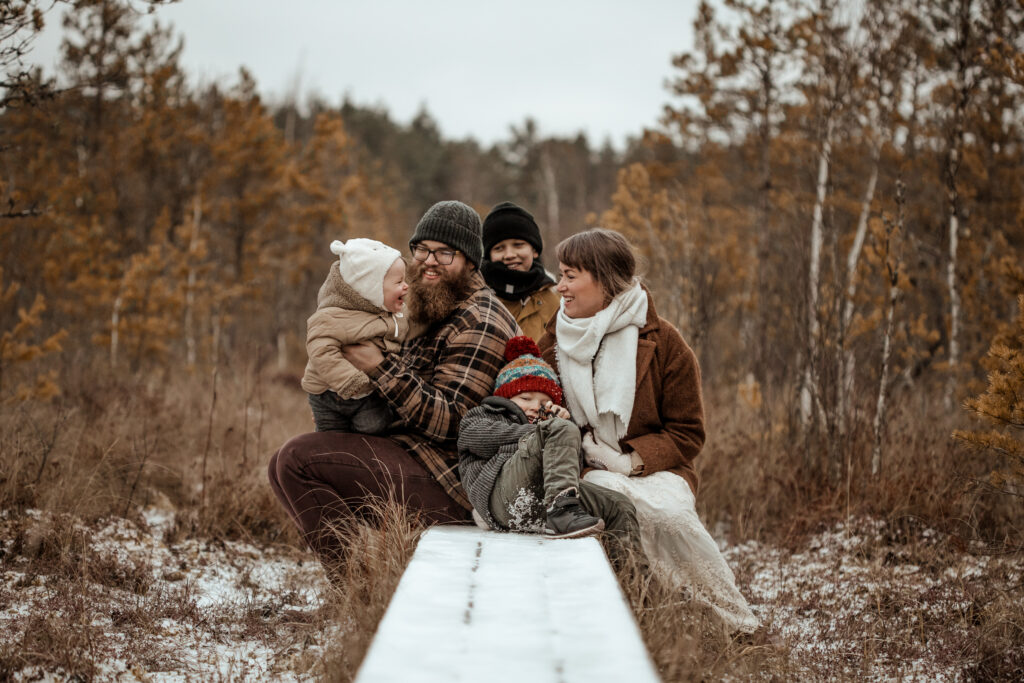 Perekond Visnapuu rabas, perefotograaf Kristin Juurmaa